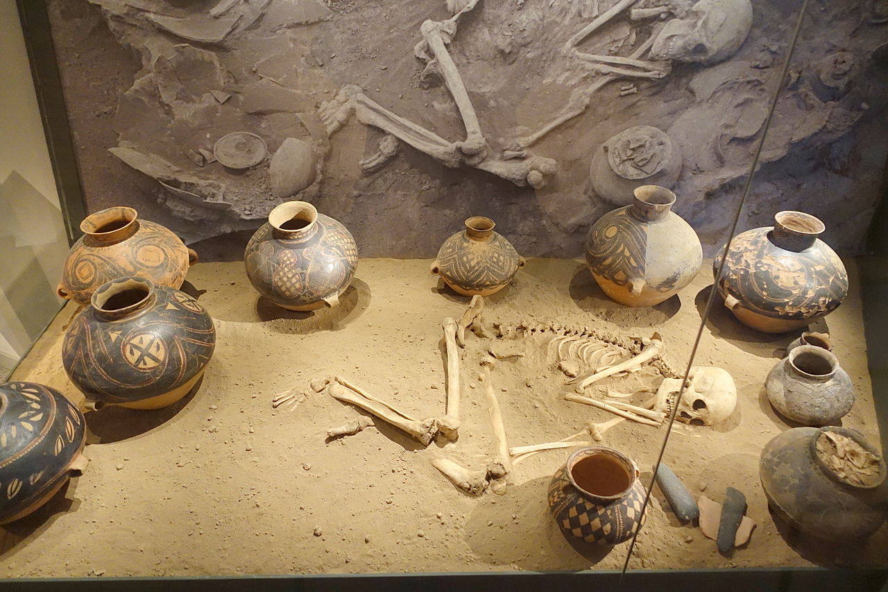 Yangshao_culture. Burial site reconstruction of Bianjiagou, Liaoning province, China. Neolithic ceramic pots, grinding stones, human_skeleton