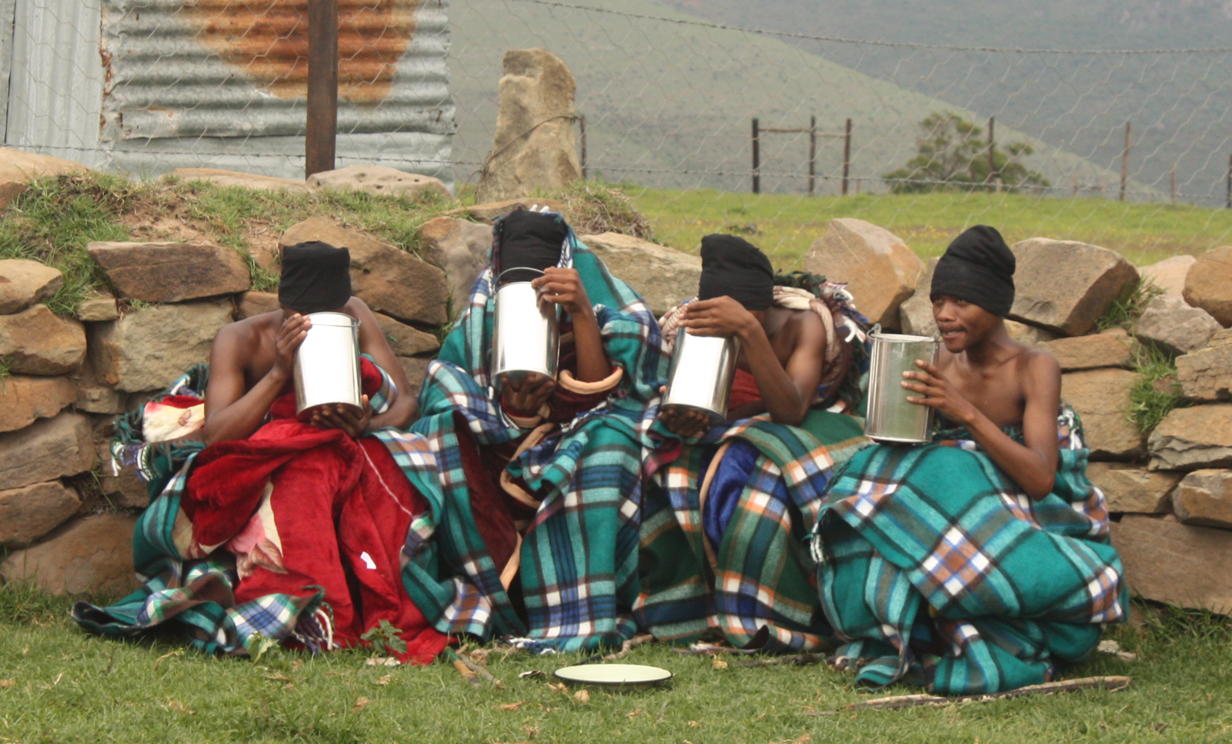 Amakwrala, jeunes hommes circoncis, buvant de la bière Umqombothi après l'épreuve
