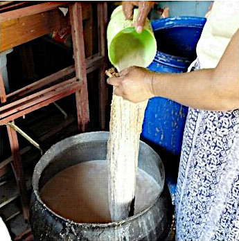 Filtrer la bière umqombothi avec un filtre végétal intluzo.