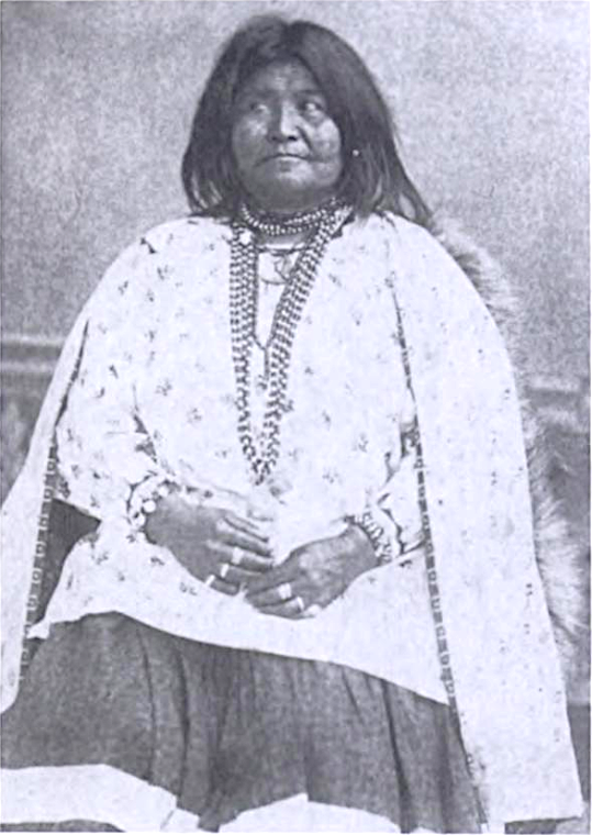 Huera, l'épouse de Mangus, un chef guerrier Apache Chiricahua fils du Colorado tué par des soldats américains (18 janvier 1863). Elle croit en l'ancien mode de vie des Apaches et est réputée pour la qualité de sa bière tizwin. Elle a encouragé la résistance et même une évasion, comme Geronimo l'a prétendu. 