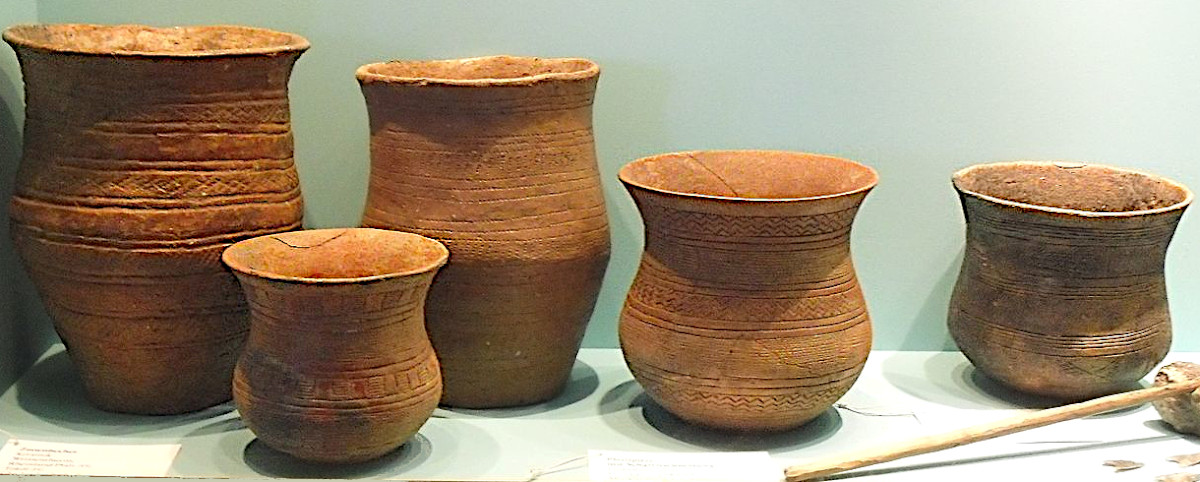 Typical Bell Beaker pottery (Museum für Vor- und Frühgeschichte, Berlin) - Wikipedia.