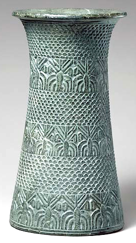 Tepe Yahya, vase en chlorite avec palmiers dattiers, H 22 cm, ca 2500 BCE