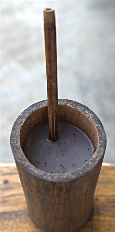 Tongpa, une bière de millet bhoutanaise servie dans un pot de bambou avec un tube de bambou